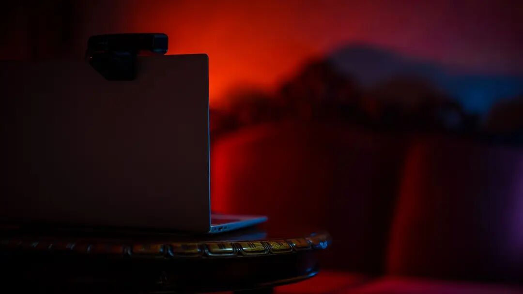 一台笔记本电脑，房间里被红光照亮