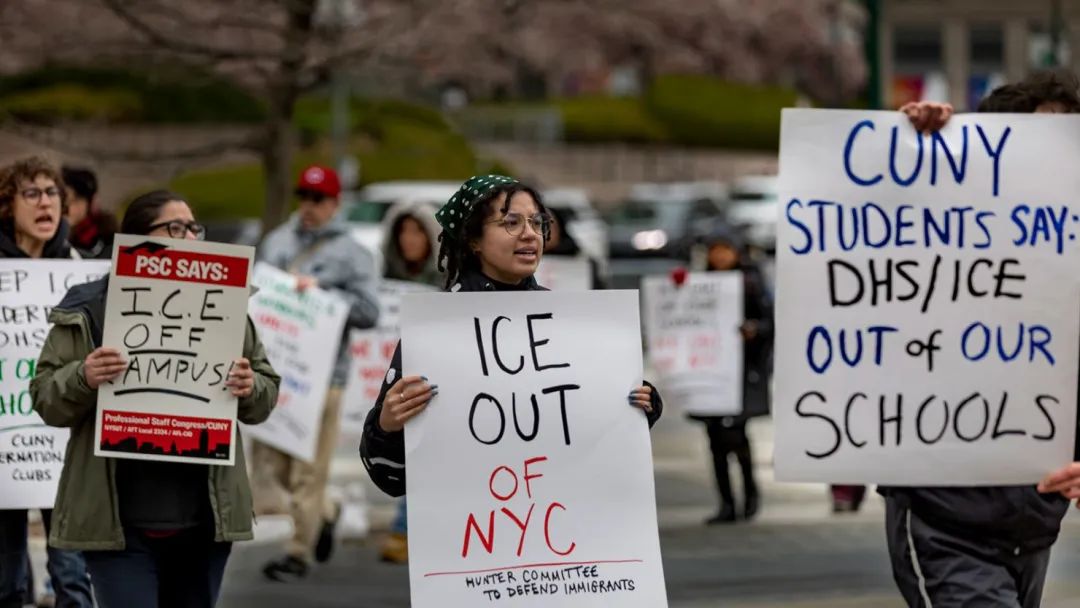4月11日，纽约市立大学（City University of New York）的学生和教职员工在曼哈顿下城举行集会，支持被特朗普政府吊销签证的国际学生。
