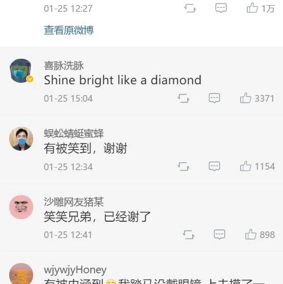 在操场上捡到一个胸罩？？？哈哈哈哈我差点笑到缺氧了！