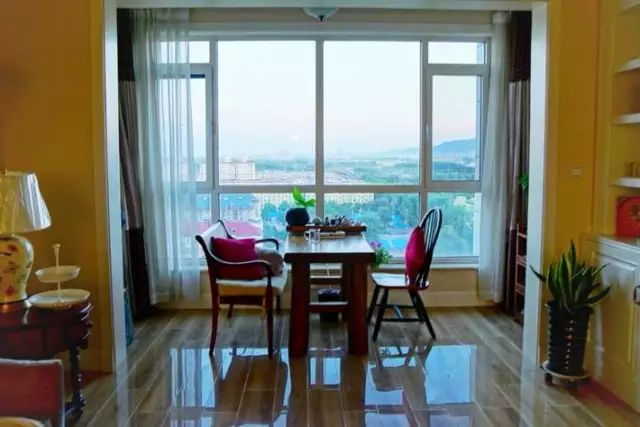 阳台移门拆除后，客厅和阳台变为一体，美爆了