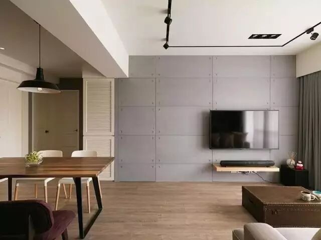 门与墙面、书橱形成了一体，似乎是一个隐形门