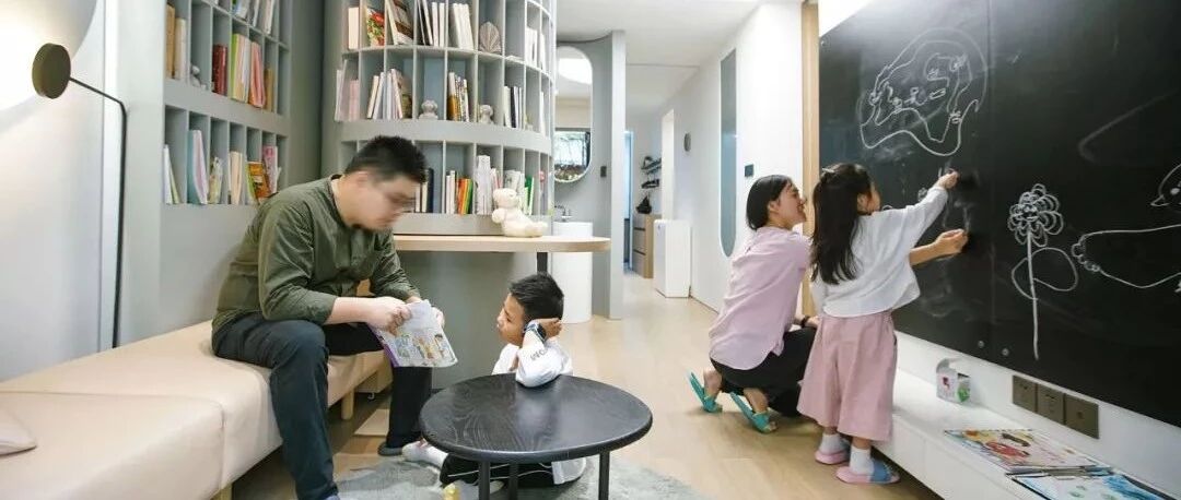 二胎夫妻买下50㎡阴暗学区房，住进一家六口，还变出小型图书馆