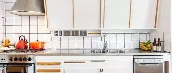 头一次见厨房吊柜这样装，科学、实用、再也不碰头!