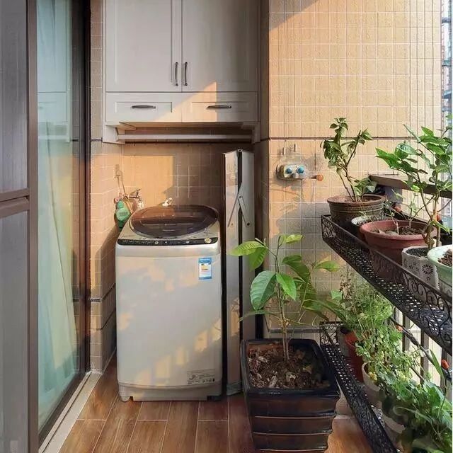 阳台还是做上柜子好，家里的储物空间不担心不够用了