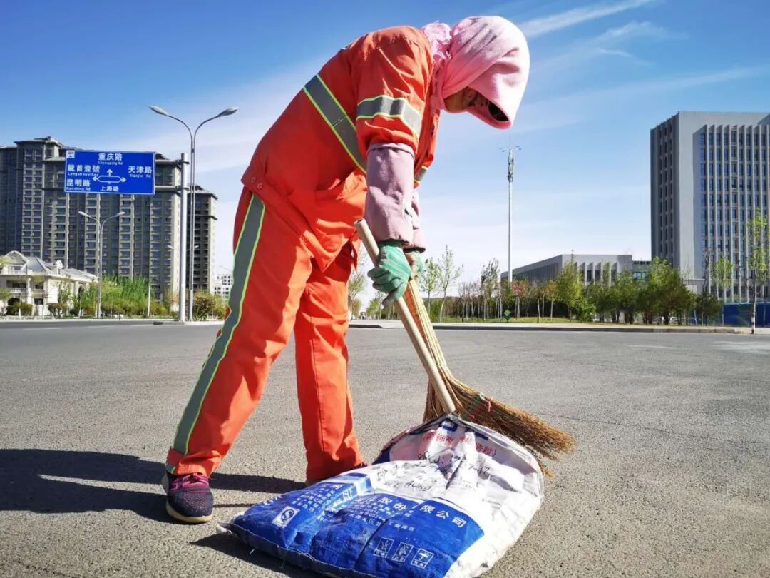 遇见最美劳动者环卫工人守卫城市洁净的橙色精灵