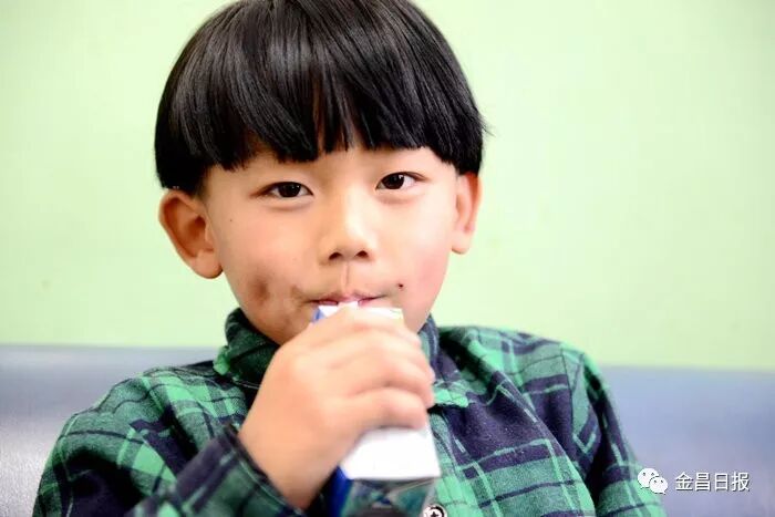 一场与死神赛跑的接力赛——金昌警民联手勇救落入冰窟儿童英雄事