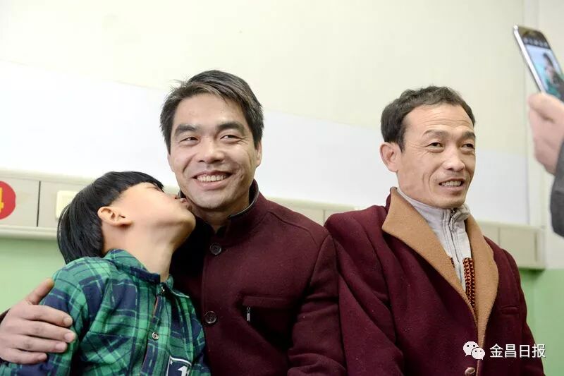 一场与死神赛跑的接力赛——金昌警民联手勇救落入冰窟儿童英雄事