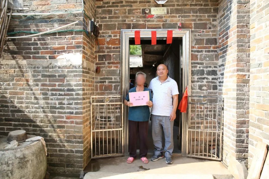 与退役军人事务局一起到谢月兰家发放救助金 (2).jpg 图片