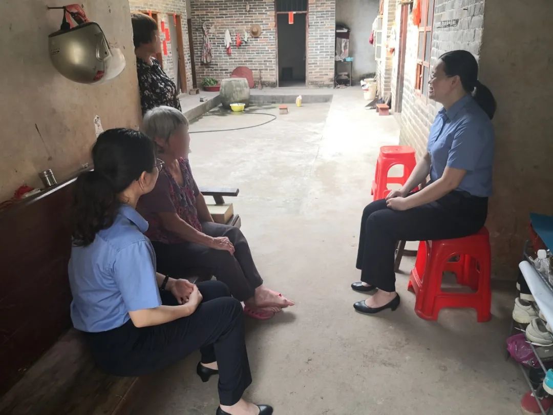 接到救助申请后,检察人员到谢月兰家了解情况 (1).jpg 图片