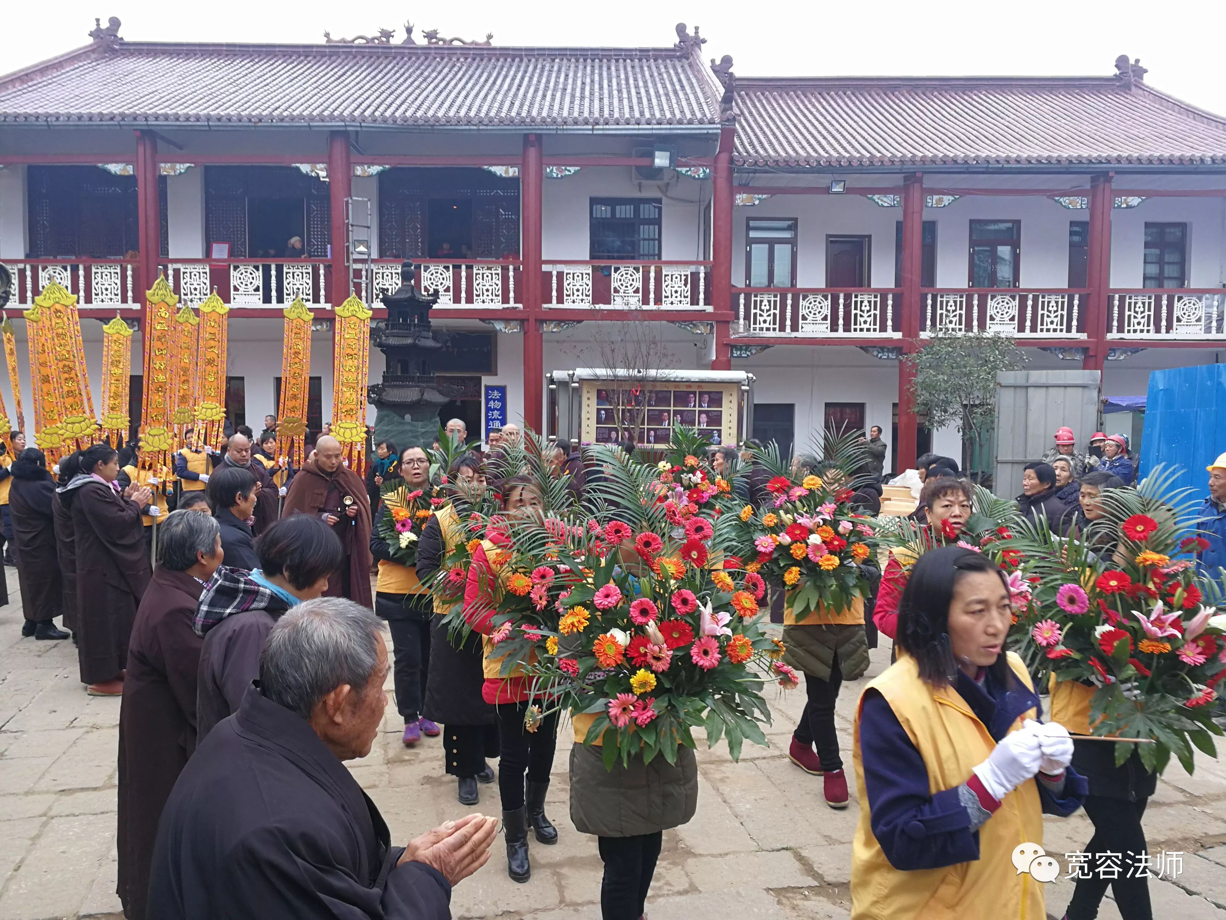 回避三祖禅寺法师率领两序大众正式迎请宽容大和尚出发迎请大和