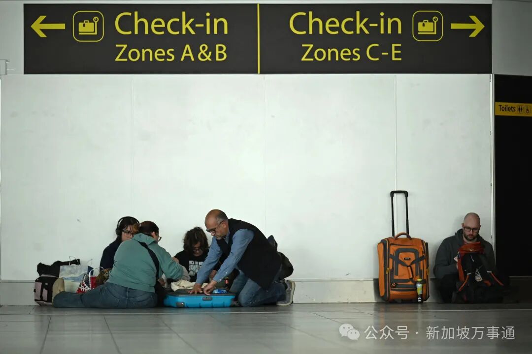 中东战火重燃，不少航空公司取消航班，导致不少旅客出行受影响。图为在伦敦 盖特威克机场苦等班机的乘客。（法新社）