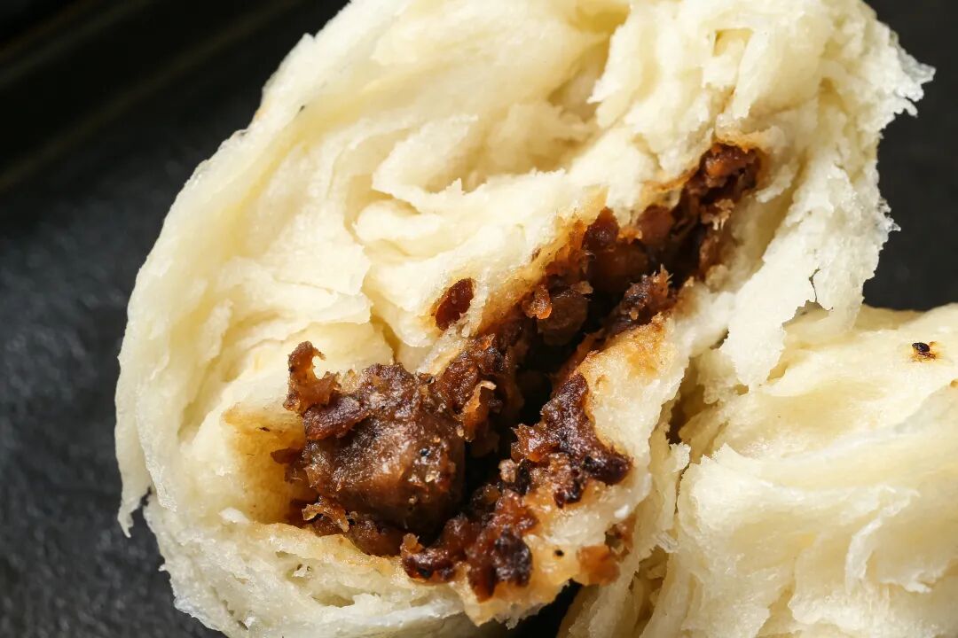 甜口则是传统的苏子馅,精选本地苏子籽和优质白糖,吃起来有先香后甜