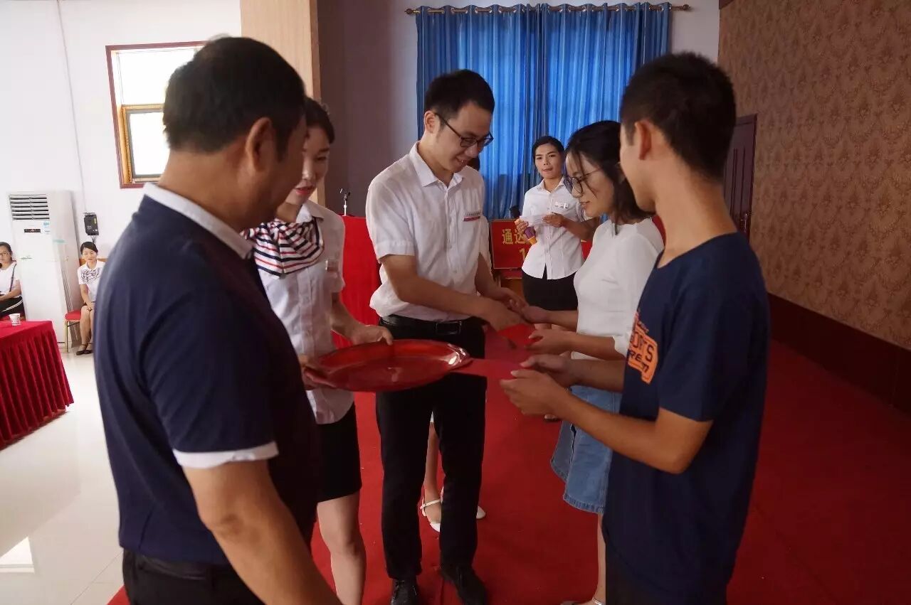 获得一等奖1000元助学金的学员登台领奖