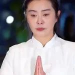 56岁王祖贤“修行照”曝光：退圈18年，吃斋念佛，未婚未育！却让无数人羡慕……