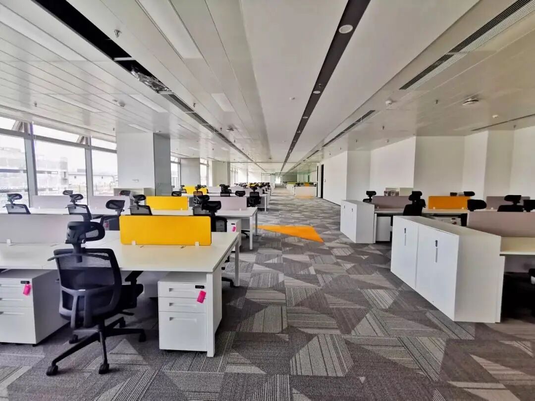 员工内部办公区,京东并没有采用亮眼的颜色.