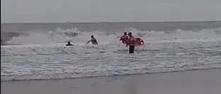 15岁男孩荣成海边遇险！危急时刻，救生机器人显身手！