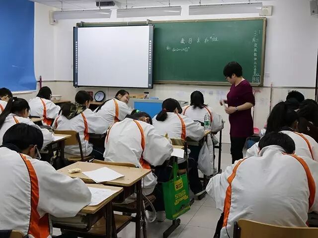 学校领导深入教育教学一线,找问题想对策谋发展—— 劲松职高校长深入