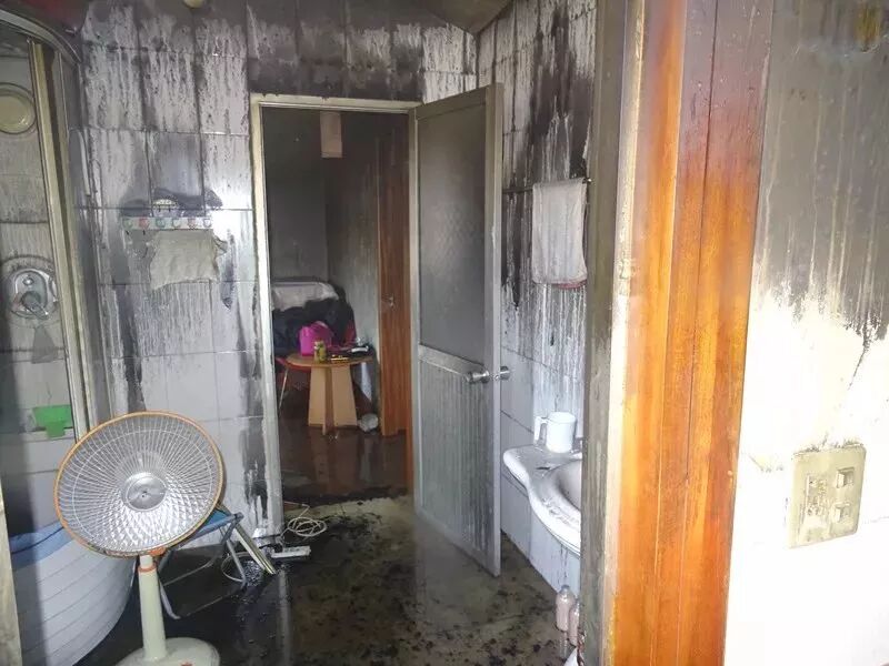 无锡一户人家因手机充电器没拔 整层楼被烧光