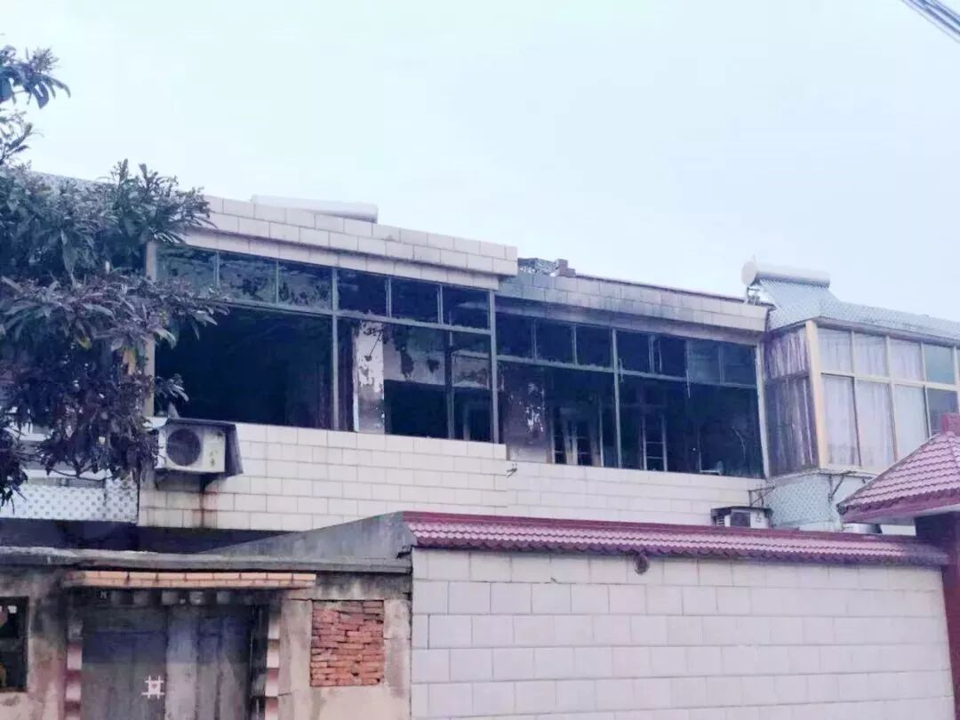 无锡一户人家因手机充电器没拔 整层楼被烧光