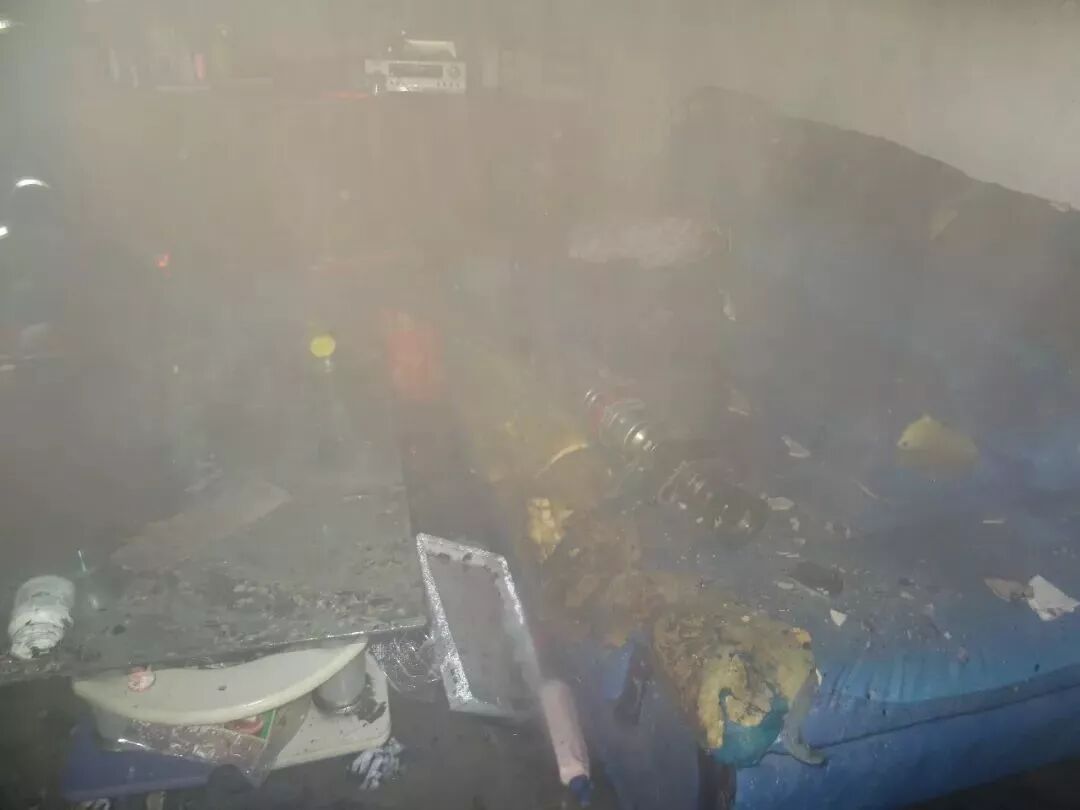 无锡一户人家因手机充电器没拔 整层楼被烧光