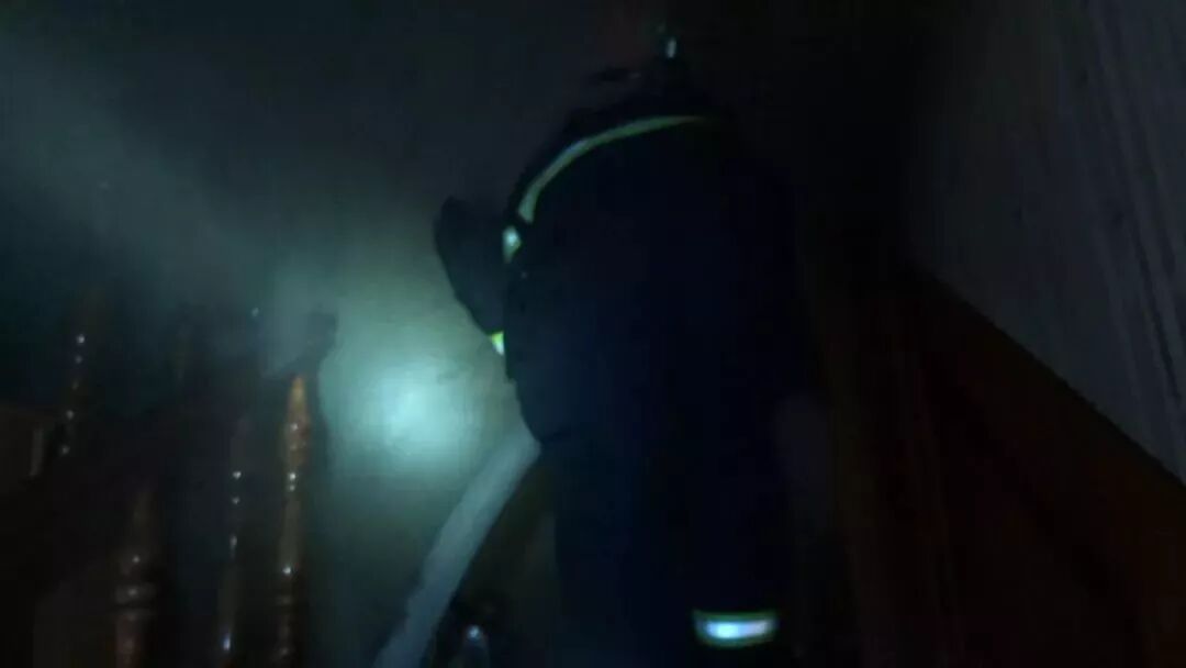 无锡一户人家因手机充电器没拔 整层楼被烧光