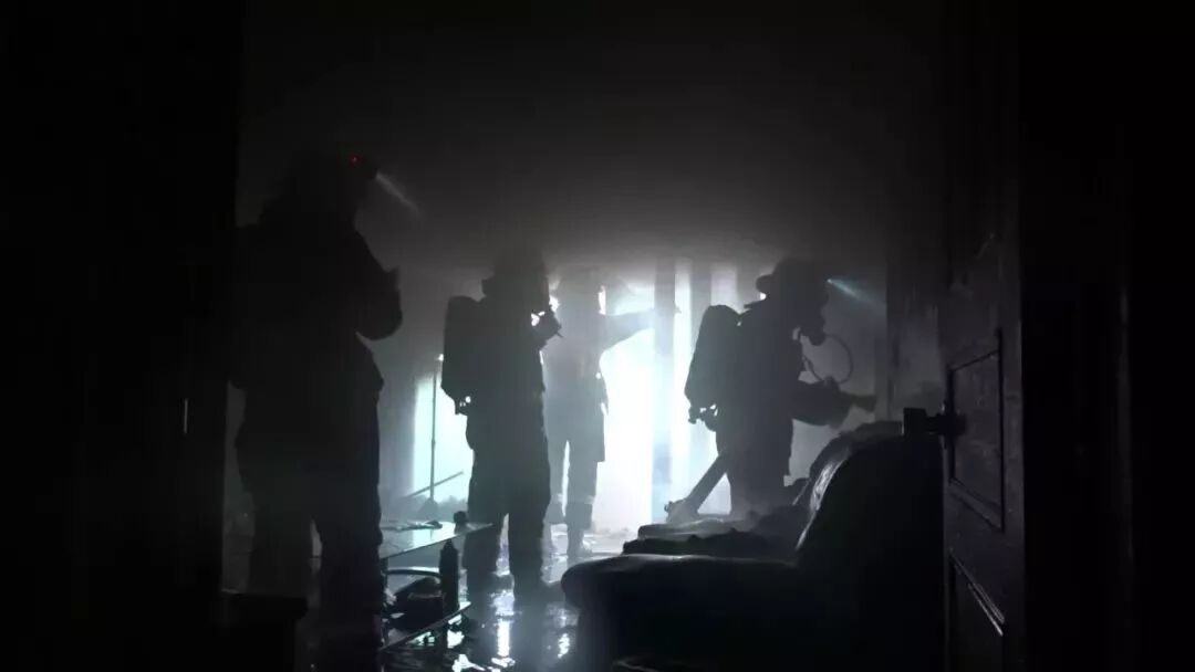 无锡一户人家因手机充电器没拔 整层楼被烧光