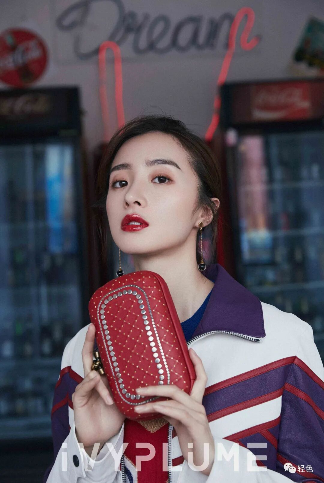 【美女】前凸后翘事业线深邃，这穿衣尺度也太大了（组图） - 27