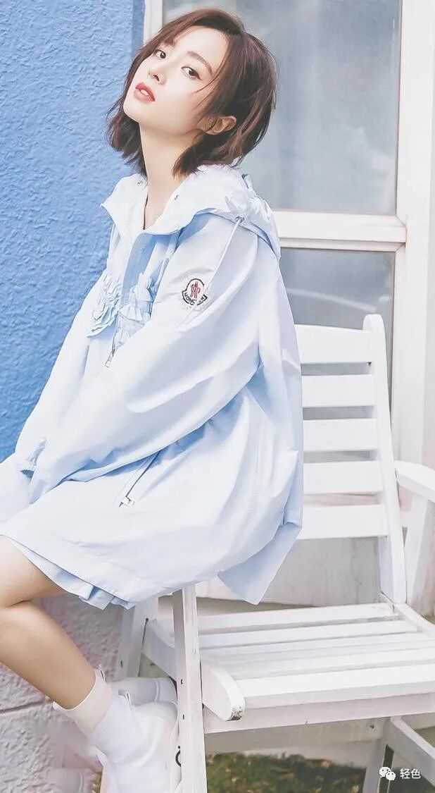 【美女】前凸后翘事业线深邃，这穿衣尺度也太大了（组图） - 24