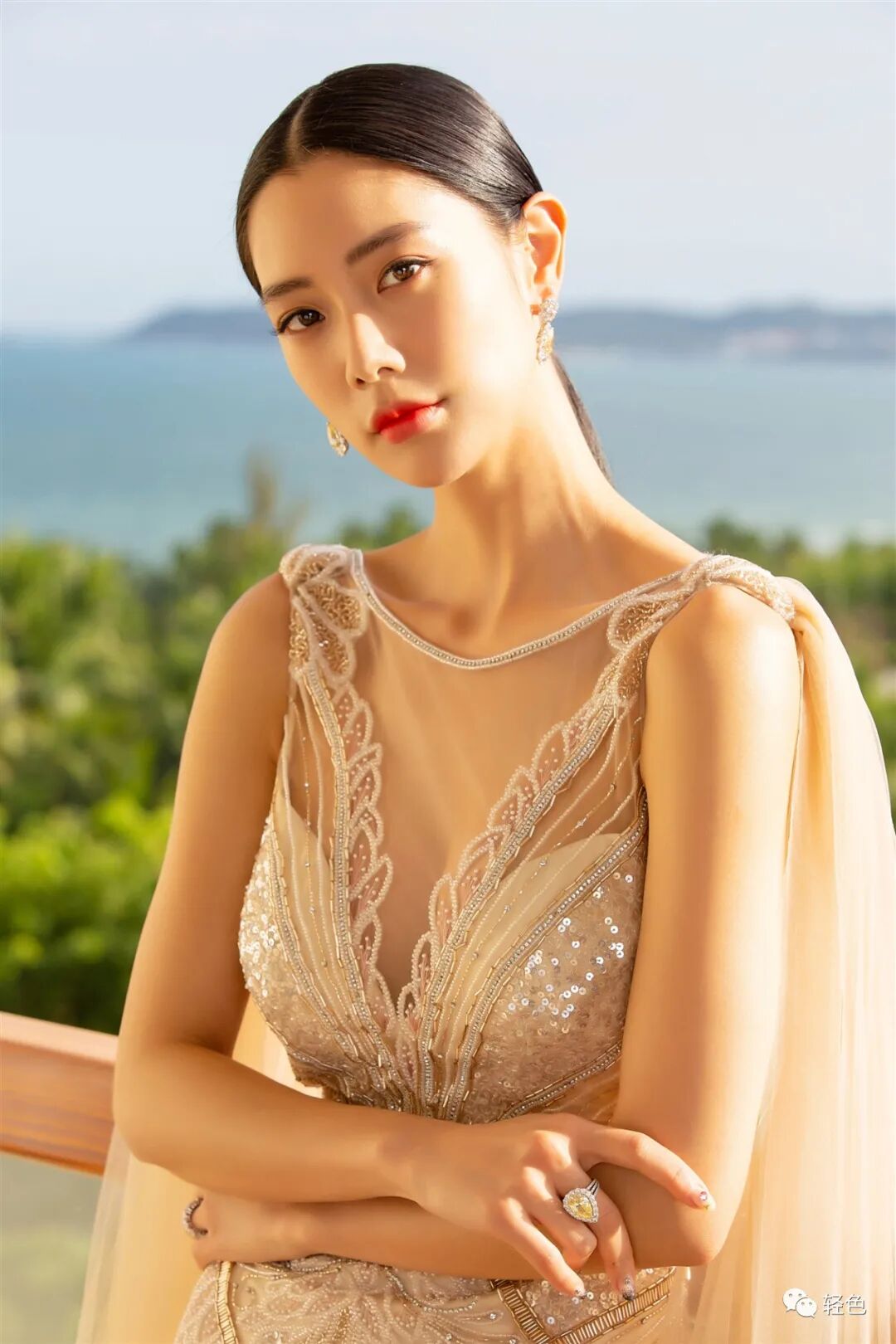 【美女】《流浪地球2》中的她，有着傲人的事业线，迷人的水蛇腰（组图） - 15