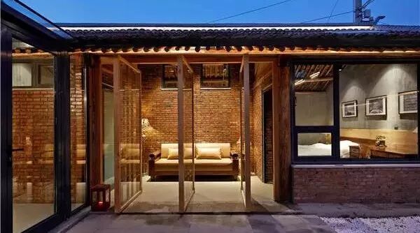 山脚有栋老砖房，我想和你聊一宿