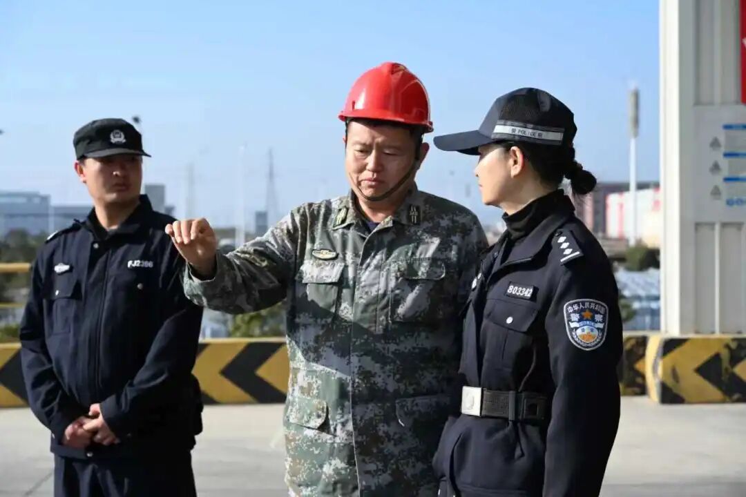 砚山县公安局产业园区派出所对辖区内铝业企业进行日常走访（拍摄者：砚山县公安局政工室民警 张明远）.jpg