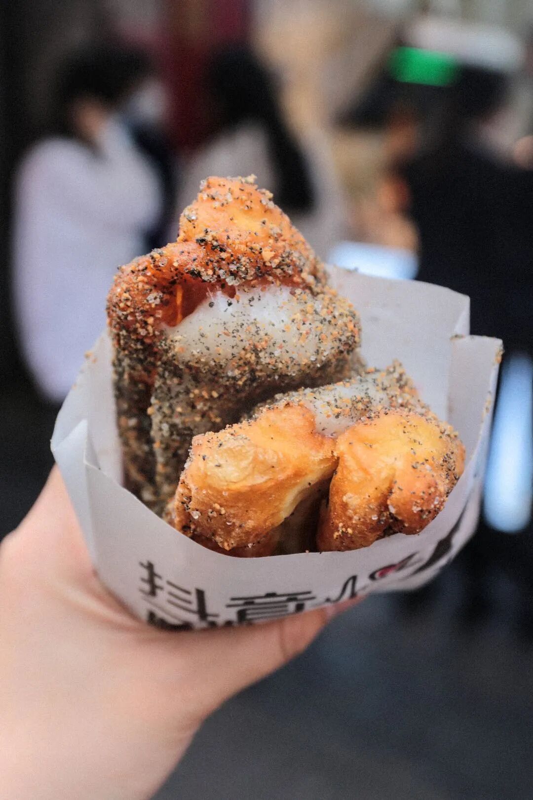 趁热来一口,热乎乎的炸油条包裹着糯唧唧的糍粑,满嘴都是油炸物带来的