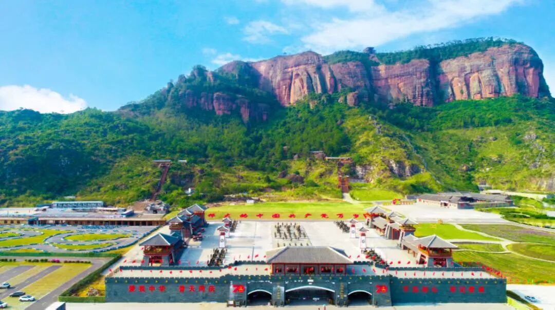 当前位置:>首页>玉林>正文>铜石岭位于玉林市北流县民安镇,是丹霞石林
