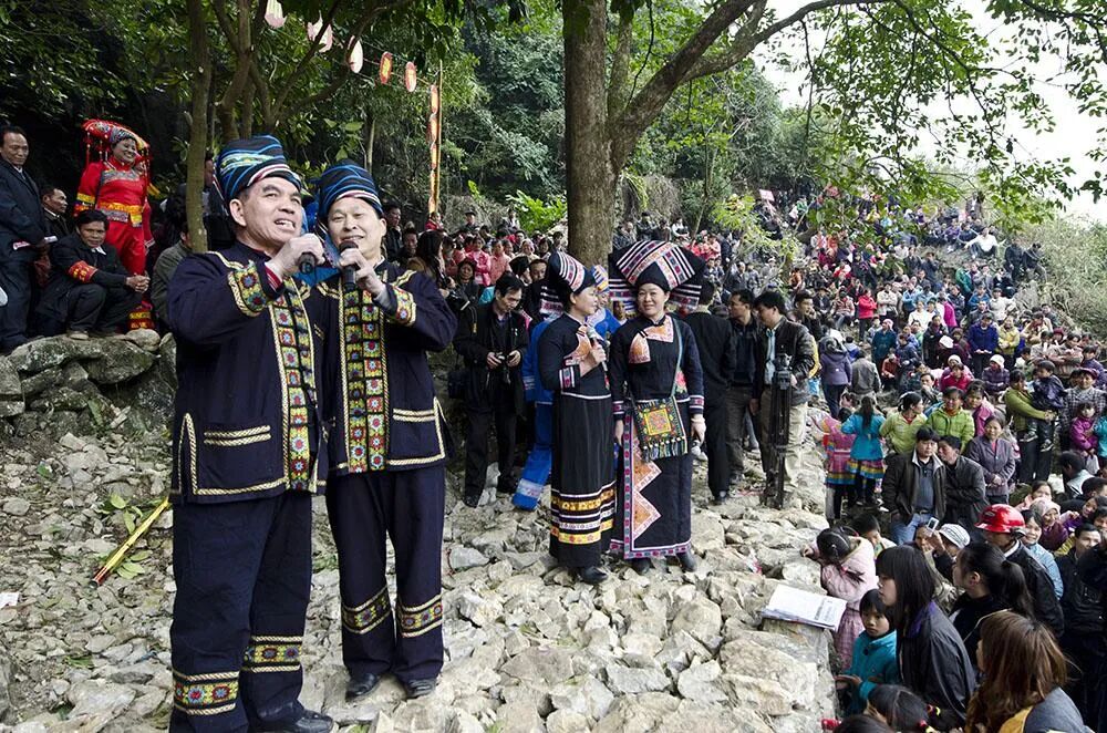 全村的人挤在一个山头一到三月三,好日子天天都在歌里过高兴了,唱歌吃