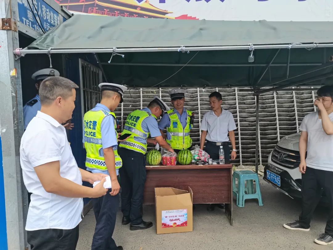 情系交警环卫工 酷暑夏日送清凉
