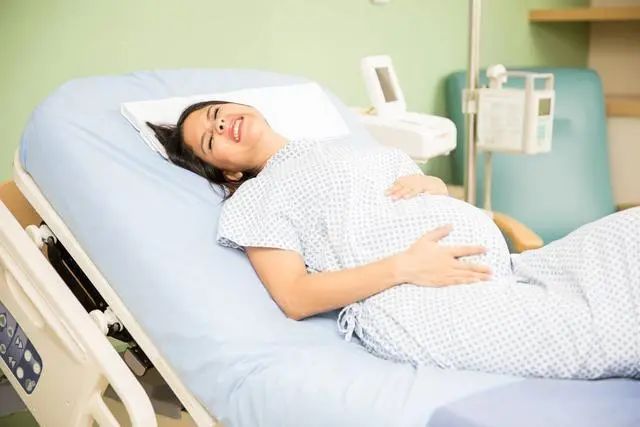 女性是否要选择无痛分娩？经历那种痛才能成为一个妈妈。