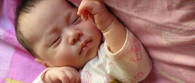 ​宝宝睡觉总是翻来覆去不踏实，怎么办？