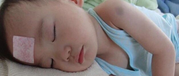 孩子打疫苗以后发烧了怎么办？要给吃退烧药吗？