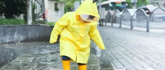 下完雨孩子就爱蹚水踩泥坑，开心是开心，但要小心会得这病！
