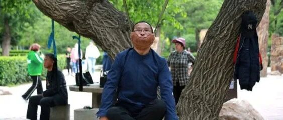 倒走、撞树、拍身体、写大字……老年人的公园健身哪种科学有效？