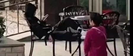 母亲当街给儿子下跪，真相令人心寒：中国父母最大的悲哀，就是总在“求”孩子