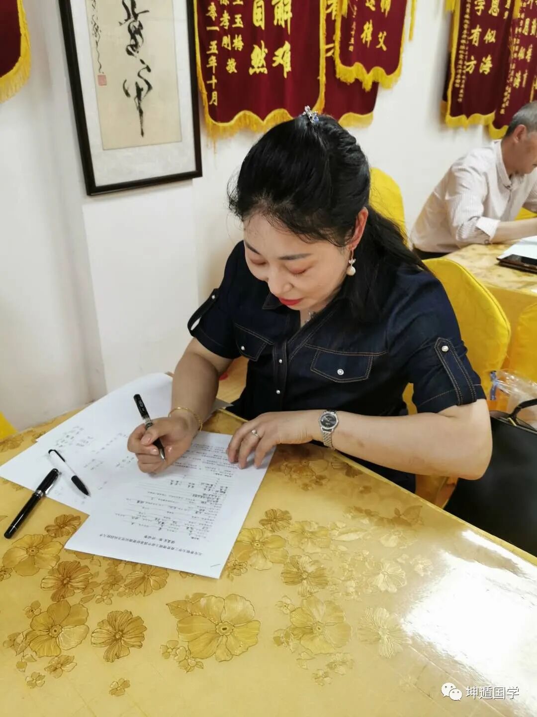 坤遁文化组织首场““四柱八字考试”学员们认真答题