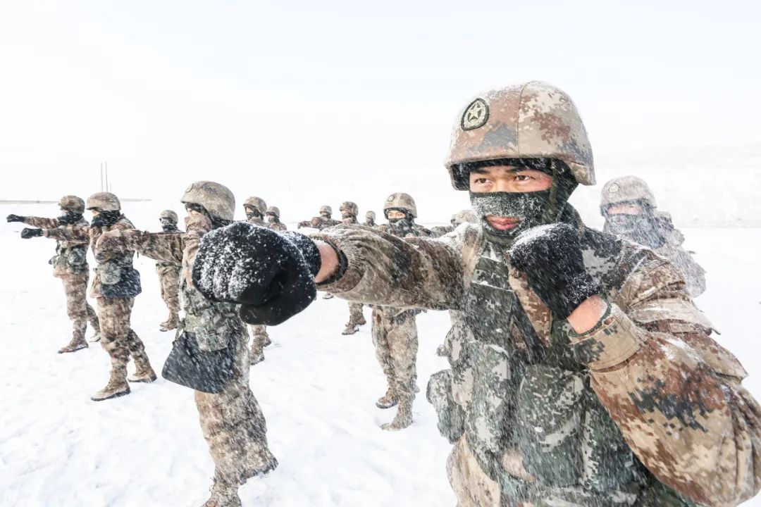 怎么回事?西藏官兵打开矿泉水瞬间结冰-微信头条网 怎么回事?西藏官兵打开矿泉水瞬间结冰