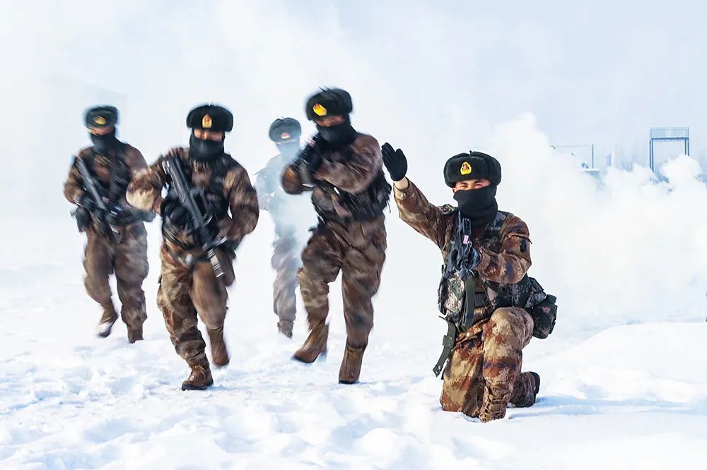 怎么回事?西藏官兵打开矿泉水瞬间结冰-微信头条网 怎么回事?西藏官兵打开矿泉水瞬间结冰