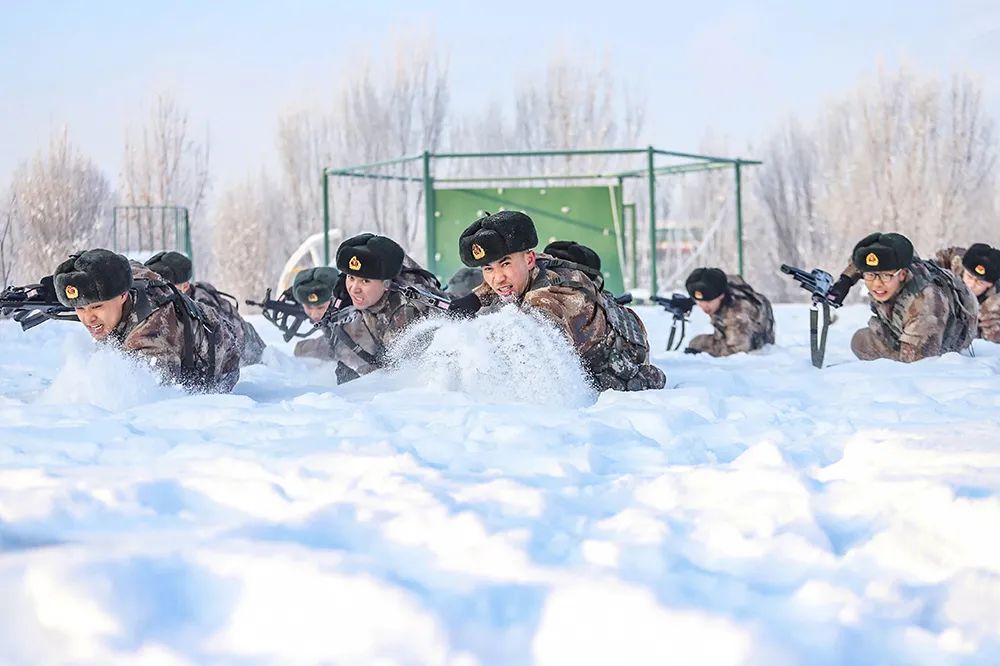 怎么回事?西藏官兵打开矿泉水瞬间结冰-微信头条网 怎么回事?西藏官兵打开矿泉水瞬间结冰