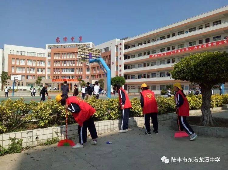 弘扬雷锋精神践行志愿服务一一龙潭中学开展向雷锋同志学习宣誓活动