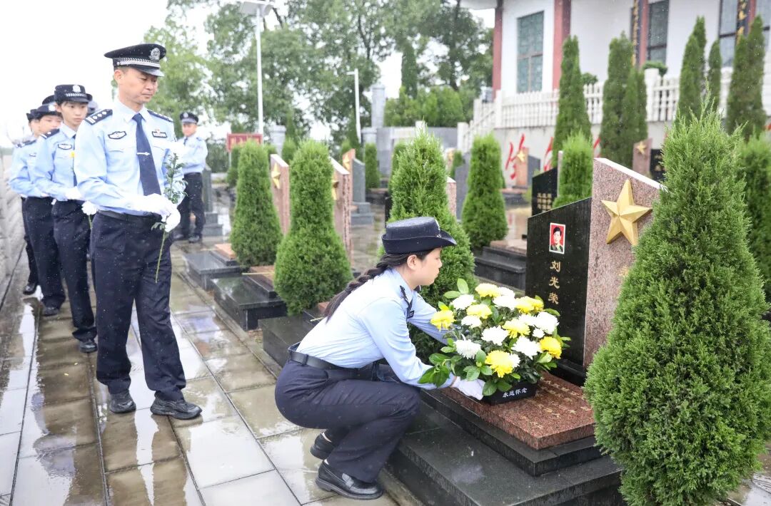 泸州公安开展烈士纪念活动