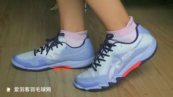在香港买尤尼克斯羽毛球鞋多少钱_怎样买羽毛球鞋_羽毛球鞋和乒乓球鞋有啥区别