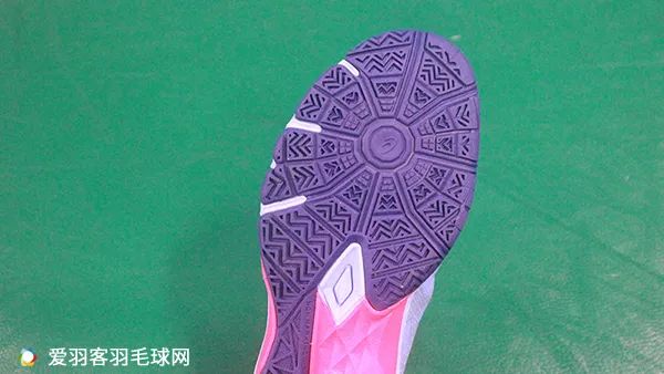 怎样买羽毛球鞋_羽毛球鞋和乒乓球鞋有啥区别_在香港买尤尼克斯羽毛球鞋多少钱