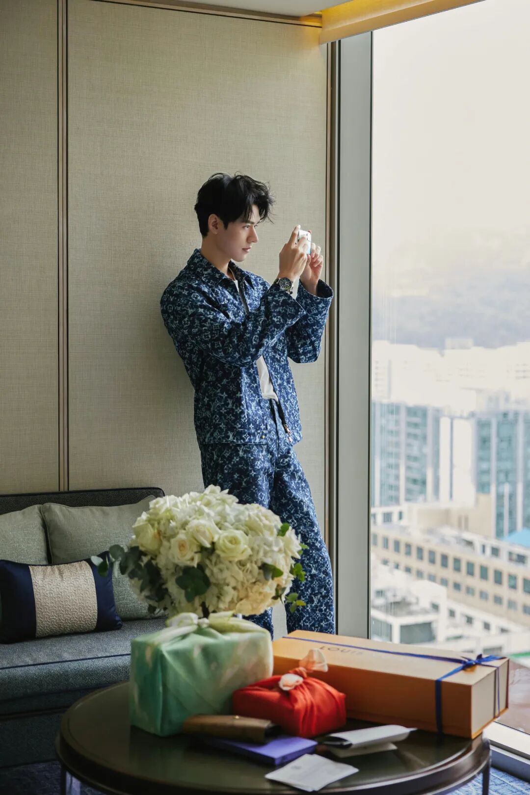 放心,无论是新戏还是……腹肌,我全都帮你们问了.